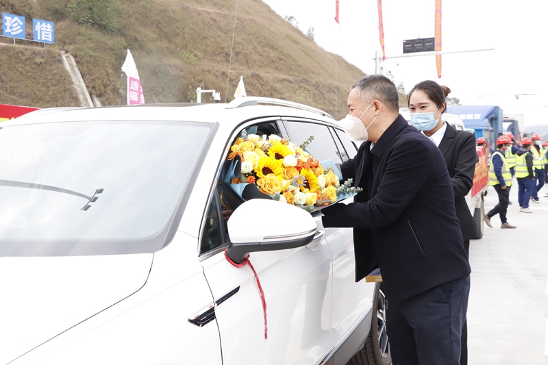 廣西新發(fā)展交通集團黨委書記、董事長陳開群為第一輛通車車輛送上鮮花.JPG